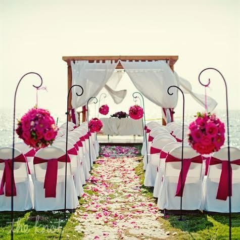 décoration ceremonie plein air tapis blanc, boules de fleurs geantes fushia suspendues